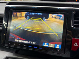 【バックカメラ】運転席から画面上で安全確認ができます。駐車が苦手な方にもオススメな便利機能です。