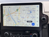 地図が大きく表示され、現在地や周辺の道路を確認しやすい画面です。目的地検索などの表示も見やすく、初めての場所への移動や日々のお出かけに役立ちます。