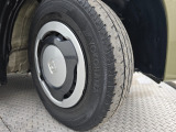 車両デザインに調和するホイールカバーを装備。タイヤの溝の状態もご確認ください。