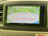 後方の映像にガイドラインが表示され、駐車時に車両後方の様子を確認する目安になります。周囲を目視でも確かめながら、車庫入れや駐車位置の調整にご活用いただけます。