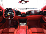 カラード・レザー仕上げ・ステアリング・ホイール(Rosso Ferrari)を装着し、インテリアと調和させています。