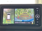 車両後方の映像に加え、上から見下ろした表示も備わり、駐車時に周囲を確認する際に役立ちます。目安となる線も画面上に表示されるため、バックでの駐車や狭い場所での取り回しをサポートします。