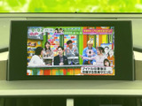 画面にはテレビ番組が表示され、停車中のひと休みに映像を楽しめます。画面まわりもすっきりまとまり、車内での待ち時間を過ごす際にも活用いただけます。