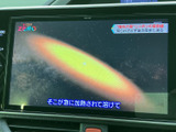 テレビ番組を画面で楽しめる装備を備えています。停車中の待ち時間などに映像を視聴でき、画面には番組映像と字幕が表示されています。映像を楽しみたい方にも便利です。