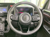 インテリアに合わせたデザインのステアリングは、運転される方のことも考え、運転しやすい形状、大きさです。是非一度、実際に触ってお確かめください。