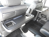 ★シートバックテーブル★おでかけの合間の休憩に便利なテーブルを運転席と助手席の背面に。ちょっとした食べ物と、ペットボトルを2本置けます!