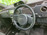 握りやすい形状のステアリングに、手元で扱えるスイッチを備えています。運転姿勢を保ちながら必要な操作に手が届きやすく、日常の移動でも扱いやすい運転席まわりです。