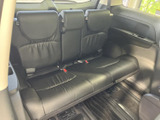 横並びのシートは複数人で乗車する際に便利で、ヘッドレストも備わっています。窓から外の景色を眺められ、足元にはマットを敷いた空間が広がるため、後席の同乗者にも配慮されています。