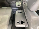 (快適パックに含まれる装備)後席のパーソナルテーブルはお子様が車内で飲み物を飲んだり食べたしする際に便利です。普段使用しないときは折りたたみ収納できます。