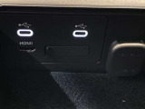 【充電用ポート】2口装備。スマートフォンなどを2台同時に充電でき、移動中のバッテリー切れ対策に便利です。家族や友人とのお出かけ、長距離ドライブで活躍します。