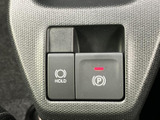 駐車ブレーキとブレーキホールドに関わるスイッチをまとめて配置。表示を確認しながら操作しやすく、信号待ちや駐車時など、日々の運転場面で使いやすさを感じられます。