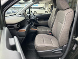 座面と背もたれに厚みを感じる前席で、運転席・助手席ともにゆったりとした姿勢で過ごせます。窓からの見通しも確保され、乗る方を迎えやすい室内空間です。