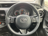 ステアリングに複数のスイッチがまとまり、運転姿勢を保ったまま各種操作へ手を伸ばしやすい構成です。メーターや周辺の視認性にも配慮された配置で、毎日の運転をサポートします。