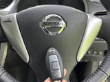 握りやすい形状で、中央にはホーン、左側にはスイッチを備えています。手元で扱える装備がまとまり、視線を大きく移さず操作しやすい配置です。