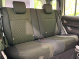 後席は左右に並ぶシートとヘッドレストを備え、複数人で乗車する際にも落ち着いて過ごせる空間です。窓からの明るさも感じられ、同乗者にも快適なひとときを提供します。