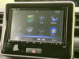 画面にはテレビや音楽、電話などのメニューが並び、目的に応じて機能を選びやすい構成です。画面下にも操作ボタンが配置され、日々の移動中に使いたい機能を確認しやすくなっています。