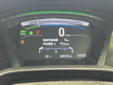 速度や航続可能距離、平均燃費などを確認できる表示を備え、走行中に必要な情報をひと目で把握しやすい構成です。視線移動を抑えながら、日々の運転に役立てていただけます。