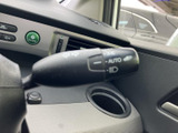 ステアリング脇に配置されたレバーには、AUTOやライトを示す表示が確認できます。運転席から手を伸ばしやすい位置にあり、周囲の明るさに応じた操作にも活用できる装備です。