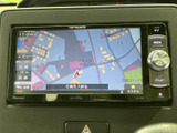 地図を画面に表示できるナビゲーションを装備。画面横のダイヤルやボタンから操作でき、目的地の確認や経路検索など、初めての場所へ向かう際にも役立つ便利な装備です。
