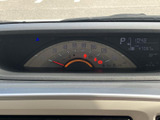 速度計を中心に、シフト位置や時刻などをまとめて確認できる配置です。運転中に必要な表示へ視線を向けやすく、状況を把握しながら走行できます。