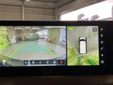 後方の映像と車両周囲の表示を画面で確認でき、駐車時の後方確認をサポートします。ガイド表示も備わり、車庫入れや狭い場所での切り返しなど、周囲に注意したい場面に便利です。