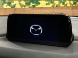 【8インチマツダコネクト】車内の雰囲気にマッチした大型のディスプレイ。スマホ接続でのナビ使用やBluetooth再生等、様々な機能が楽しめます。直感的なダイヤル操作が可能で、使い勝手も良好です。