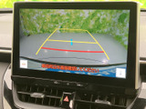 車両後方の映像とガイドラインを画面で確認でき、駐車時の後方確認をサポートします。周囲の状況を把握しながら、車庫入れや狭い場所での駐車に活用できます。