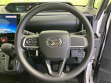 手になじみやすい形状で、運転姿勢を保ちながら扱いやすいステアリングです。手元にスイッチ類が配置されており、視線を大きく移さずに各種操作へアクセスしやすい点も魅力です。