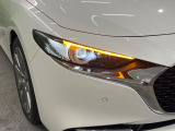【LEDヘッドライト】悪天候や夜間走行時も良好な視界を確保し安心して運転できる高輝度LEDヘッドライトを装備!点灯速度が早く、消費電力も抑えられています。