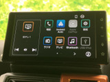 画面にはテレビやラジオ、電話、音楽などのメニューが表示され、用途に応じて選びやすい構成です。Android AutoやApple CarPlayにも対応する表示があり、日常の移動を便利にします。