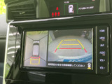 後方の映像に加えて車両周辺の表示も確認でき、駐車時の周囲確認をサポートします。画面には進路の目安となる線も表示され、車庫入れや駐車位置の確認に役立ちます。