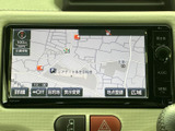 地図を画面いっぱいに表示でき、周辺の道路や現在地を確認しやすい構成です。目的地設定や表示切替などの項目も並び、行き先を調べる際に活用いただけます。