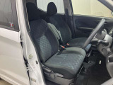【運転席・助手席転席】運転席の足もともゆったりで長距離ドライブでも快適に★