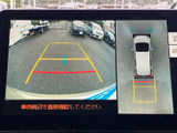 後方映像に加えて車両周辺の俯瞰表示も確認でき、駐車時の位置合わせをサポート。画面上のガイド線で進路の目安をつかみやすく、周囲を確かめながら操作できます。