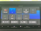 FM・AMやテレビ、DVD/CD、Bluetooth Audioなど、画面上に複数の音声・映像ソースが並びます。使いたい項目を選びやすく、日常の移動中も好みに合わせた楽しみ方ができます。