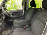 運転席と助手席が並ぶ前席は、窓が大きく周囲を見渡しやすい空間です。シートの柄が室内のアクセントになり、肘掛けも備わっているため、移動時間を快適に過ごせます。