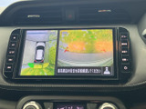 車両周囲の映像と俯瞰表示を画面で確認でき、駐車時など周囲の安全確認をサポートします。目視での確認と併せて活用でき、日常の取り回しに役立つ装備です。