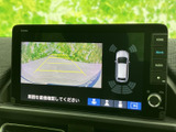後方映像に駐車時の目安となるガイド線を重ねて表示し、車庫入れや駐車の際に周囲を確認しやすくします。車両周辺の表示もあり、切り返しや停車位置を判断する場面で頼りになる装備です。