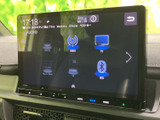 ラジオやテレビ、音楽再生などのメニューが画面に並び、使いたい音源を選びやすい構成です。表示を見ながら選択できるため、日常の車内で音楽や番組を楽しめます。