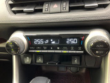 【オートエアコン】一度お好みの温度に設定すれば、車内の温度を検知し風量や温度を自動で調整。暑い&hellip;寒い&hellip;と何度もスイッチ操作をする必要はありません。快適な車内空間には必須の機能ですね♪