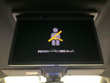 【14型有機ELフリップダウン】三列目からでも迫力のエンタメが観れる大画面フリップダウン。有機ELのモニターでは、一般的なフリップダウンよりも高コントラストでキレイな映像を楽しめます。