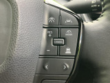 ステアリングには複数のスイッチがまとまり、運転姿勢を大きく変えずに各種機能へアクセスできます。表示されたマークから内容を把握しやすく、手元で確認しやすい配置です。