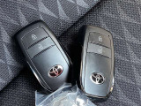 スマートエントリーシステムのお車です(鍵を取り出さなくてもポケットに入っていれば開閉できます)スペアキーもございます。