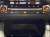 【フルオートエアコン】運転席と助手席の温度調整がそれぞれ出来るフルオートエアコン装備です。これなら暑がりなご主人、寒がりな奥様が同乗されても問題ないですね。