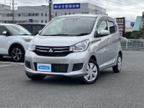洗練されたフロントまわりと、丸みを帯びたボディラインが印象的です。明るいシルバーの車体がすっきりとまとまり、街中でも親しみやすい雰囲気を感じさせます。前方からの表情も魅力です。