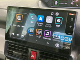 ラジオやテレビ、Bluetooth、USBなどの項目が画面上にまとまり、用途に合わせて選びやすい構成です。スマートフォン連携の表示もあり、日常の移動時間に便利にお使いいただけます。