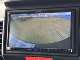 後方の様子を画面で確認でき、駐車時や車庫入れの際に周囲を把握する助けになります。目視での安全確認とあわせて使える、日常の駐車に便利な装備です。