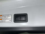 電動式バックドアです。 荷物を持ったままでもボタン一つで自動的に開け閉めできるので便利ですよ。 挟み込み防止機能も付いていますのでお子様の手や荷物を挟み込むのを防いでくれますよ。
