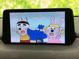 画面いっぱいに映像が表示され、停車中にテレビ番組などを視聴できます。見やすい位置に設置されており、休憩時間に映像を楽しみたいときにも便利な装備です。視聴は停車中にご利用ください。