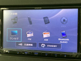音楽ソースの選択画面で、ラジオやディスク、Bluetooth AUDIOなどが表示されています。使いたい音源を画面から選べる、日常に便利な装備です。